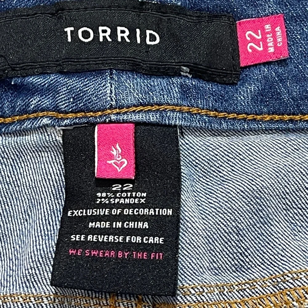 TORRID WOMENS SIZE 22 plus Blue Jean Shorts with Floral Detail on pocket